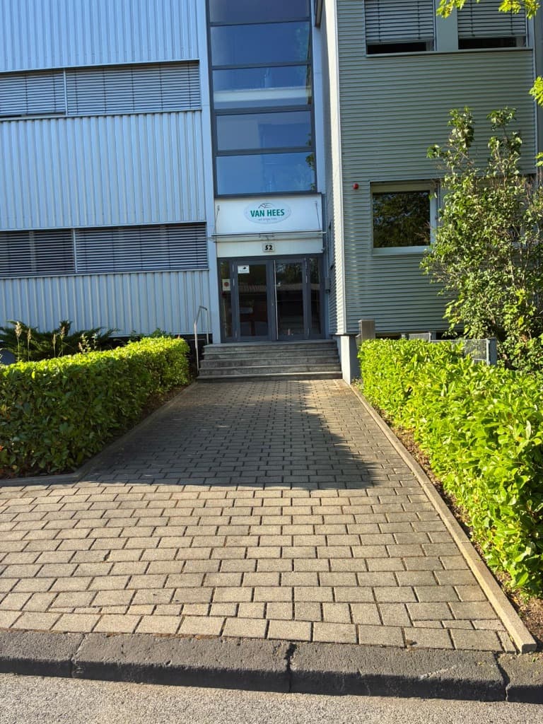 Van Hees – Eingang Firmengebäude mit Pflasterweg